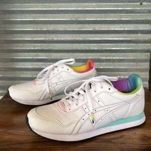 Asics size 39.5 or 6.5 fits like a women’s 7.5 or 8.